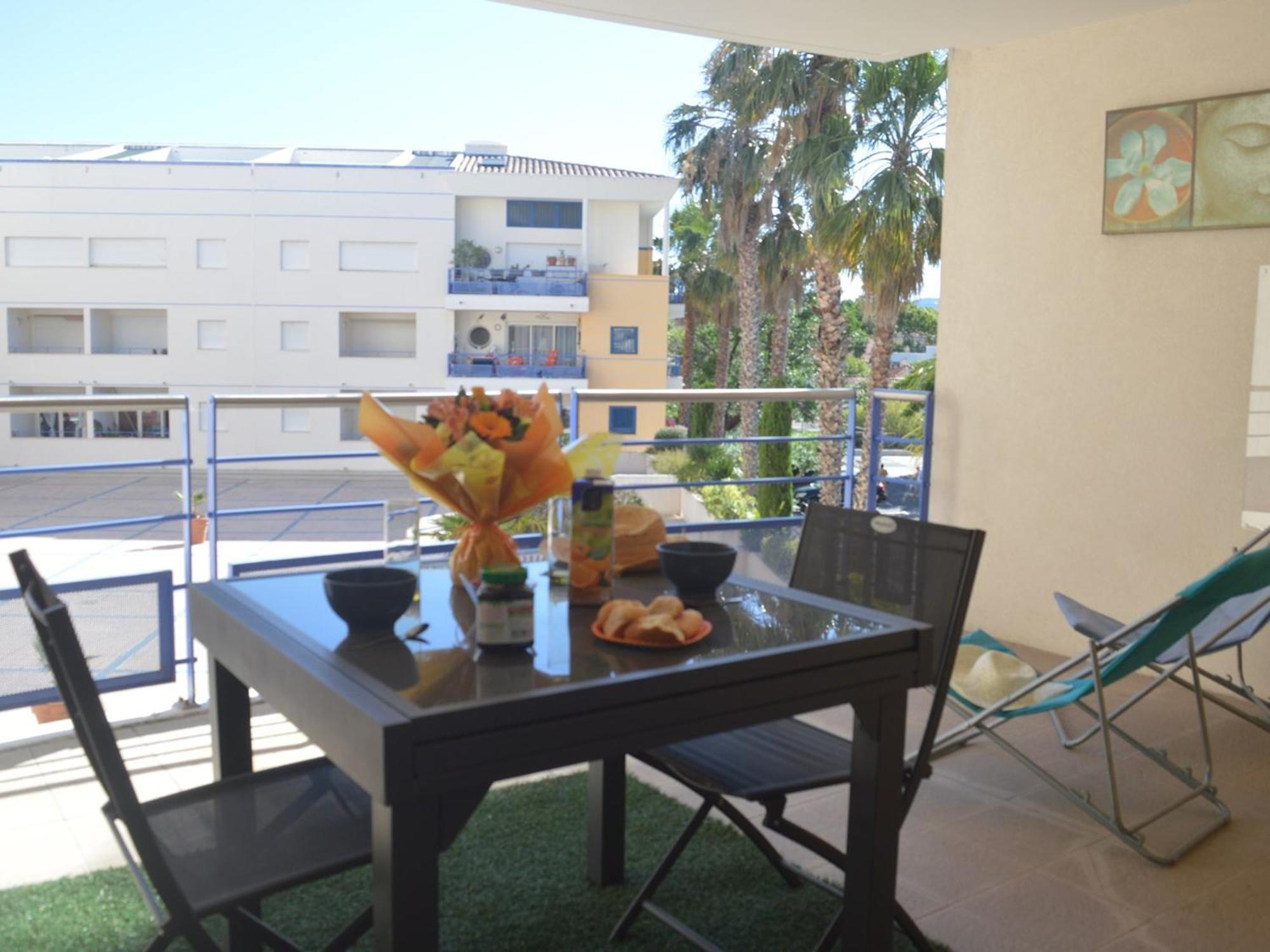 Climatise Avec Loggia Et Parking Proche Port - - Fr-1-226a-181 *